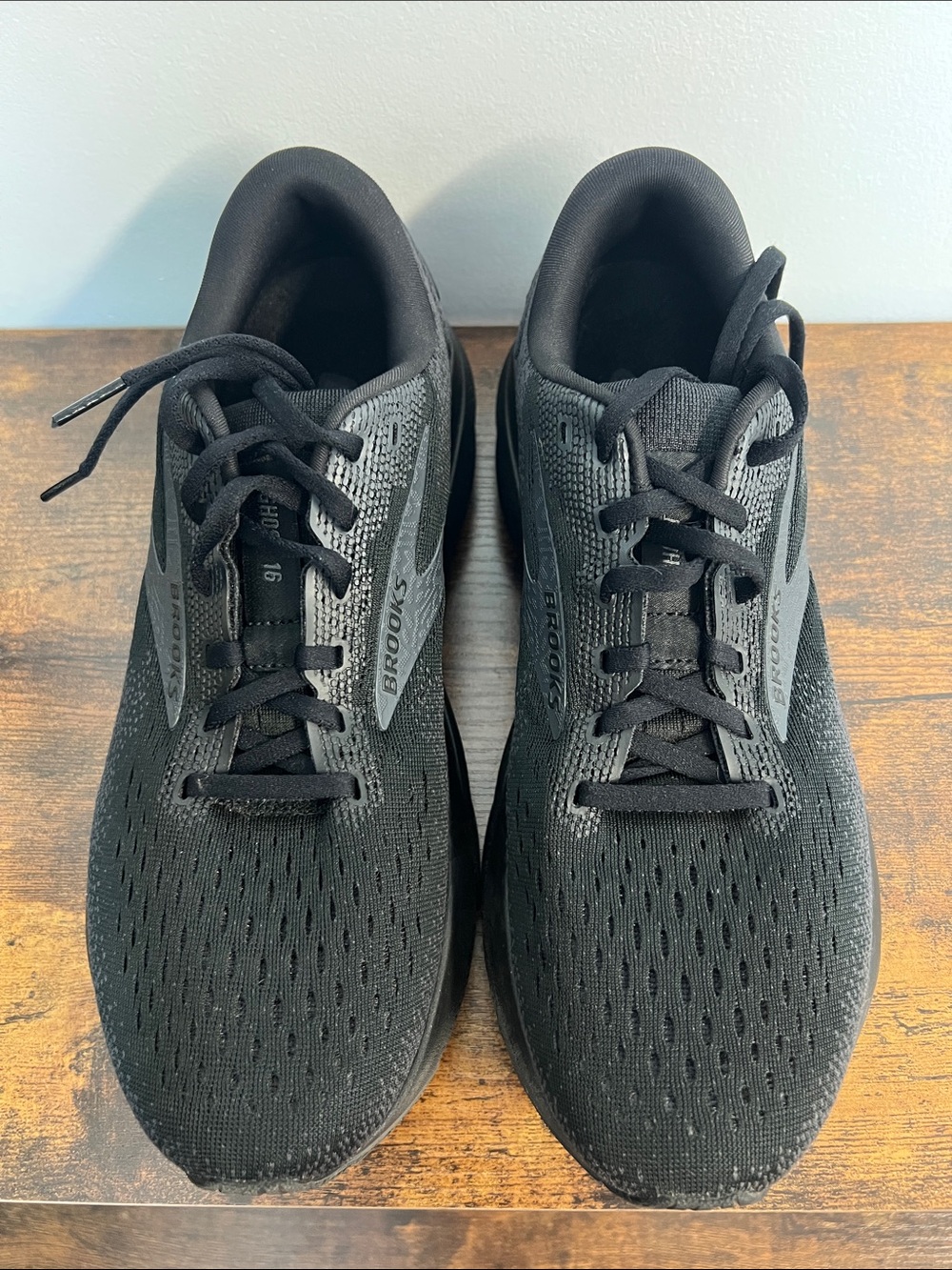 Brooks Black Ghost 16 Running Sneakers Size 10 Womens - excellent condition! - Picture 2 of 8